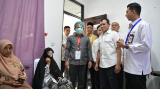 Wakil Gubernur Aceh Fadhlullah bersama Wakil Bupati Aceh Utara, Tarmizi Panyang menyapa pasien yang tengah dioperasi katarak, pada kegiatan Bakti Sosial Operasi Katarak di Kabupaten Aceh Utara, Kamis (8/5)