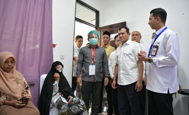 Wakil Gubernur Aceh Fadhlullah bersama Wakil Bupati Aceh Utara, Tarmizi Panyang menyapa pasien yang tengah dioperasi katarak, pada kegiatan Bakti Sosial Operasi Katarak di Kabupaten Aceh Utara, Kamis (8/5)