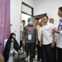 Wakil Gubernur Aceh Fadhlullah bersama Wakil Bupati Aceh Utara, Tarmizi Panyang menyapa pasien yang tengah dioperasi katarak, pada kegiatan Bakti Sosial Operasi Katarak di Kabupaten Aceh Utara, Kamis (8/5)