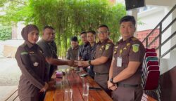 Kajari Bireuen Munawal Hadi SH MH didampingi Kasi Datun Hanita Azrica menerima pengembalian pinjaman pembiayaan nasabah PT BPRS Kota Juang di Kejari setempat