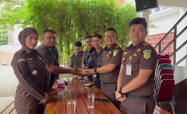 Kajari Bireuen Munawal Hadi SH MH didampingi Kasi Datun Hanita Azrica menerima pengembalian pinjaman pembiayaan nasabah PT BPRS Kota Juang di Kejari setempat