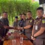 Kajari Bireuen Munawal Hadi SH MH didampingi Kasi Datun Hanita Azrica menerima pengembalian pinjaman pembiayaan nasabah PT BPRS Kota Juang di Kejari setempat