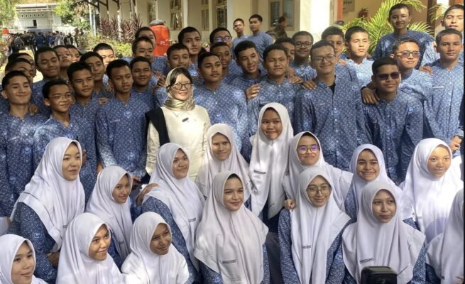 Wamendikti Saintek Prof Stella Christie PhD saat berkunjung ke SMA Negeri 10 Fajar Harapan Banda Aceh, Kamis (8/5/2025)
