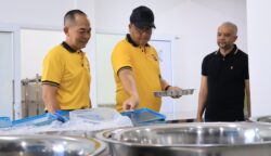 Kapolda Aceh Irjen Pol Achmad Kartiko meninjau Dapur MBG di Desa Lambung, Kecamatan Meuraxa, Banda Aceh, Jum'at, 9 Mei 2025. Foto, IST