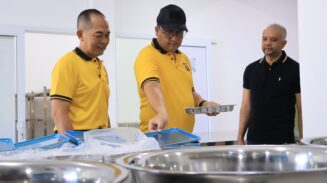 Kapolda Aceh Irjen Pol Achmad Kartiko meninjau Dapur MBG di Desa Lambung, Kecamatan Meuraxa, Banda Aceh, Jum'at, 9 Mei 2025. Foto, IST