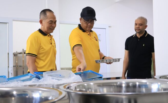 Kapolda Aceh Irjen Pol Achmad Kartiko meninjau Dapur MBG di Desa Lambung, Kecamatan Meuraxa, Banda Aceh, Jum'at, 9 Mei 2025. Foto, IST
