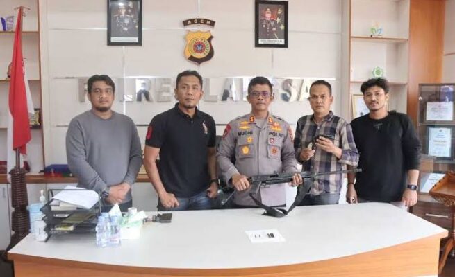 Polres Langsa menerima dua pucuk senjata api ilegal yang diserahkan warga setempat. (Foto: Dok. Polres Langsa)