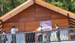 Penyidik Subdit Fismondev Ditreskrimsus Polda Aceh melakukan penyitaan satu rumah milik karyawan PT BPRS Gayo di Desa Hakim Bale Bujang, Kecamatan Lut Tawar, Aceh Tengah, Jum'at, 9 Mei 2025. (Fot: Dok. Ditreskrimsus Polda Aceh)