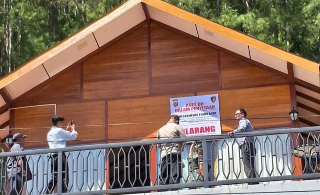 Penyidik Subdit Fismondev Ditreskrimsus Polda Aceh melakukan penyitaan satu rumah milik karyawan PT BPRS Gayo di Desa Hakim Bale Bujang, Kecamatan Lut Tawar, Aceh Tengah, Jum'at, 9 Mei 2025. (Fot: Dok. Ditreskrimsus Polda Aceh)