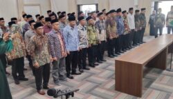 Kakanwil Kemenag Aceh Azahri mengambil sumpah dan melantik 44 pejabat eselon IV, Jum'at sore (9/5). (Foto: For Infoaceh.net)