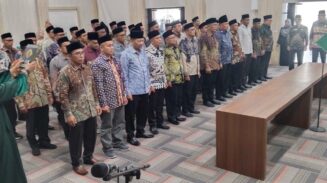 Kakanwil Kemenag Aceh Azahri mengambil sumpah dan melantik 44 pejabat eselon IV, Jum'at sore (9/5). (Foto: For Infoaceh.net)
