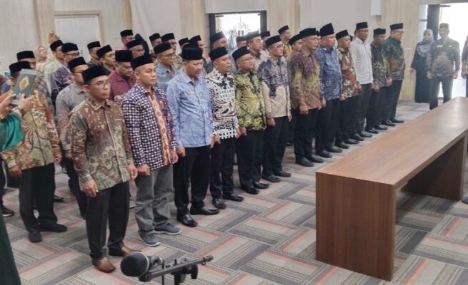 Kakanwil Kemenag Aceh Azahri mengambil sumpah dan melantik 44 pejabat eselon IV, Jum'at sore (9/5). (Foto: For Infoaceh.net)
