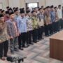 Kakanwil Kemenag Aceh Azahri mengambil sumpah dan melantik 44 pejabat eselon IV, Jum'at sore (9/5). (Foto: For Infoaceh.net)