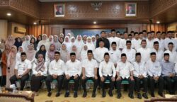 Wagub Aceh Fadhlullah, Plt Sekda Aceh M Nasir Syamaun dan Karo Isra Setda Aceh Yusrizal foto bersama calon jamaah haji ASN Pemerintah Aceh Tahun 2025 M/1446 H di Gedung Serbaguna Setda Aceh, Jum'at (9/5)