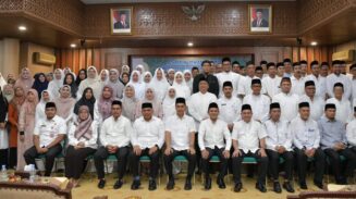 Wagub Aceh Fadhlullah, Plt Sekda Aceh M Nasir Syamaun dan Karo Isra Setda Aceh Yusrizal foto bersama calon jamaah haji ASN Pemerintah Aceh Tahun 2025 M/1446 H di Gedung Serbaguna Setda Aceh, Jum'at (9/5)