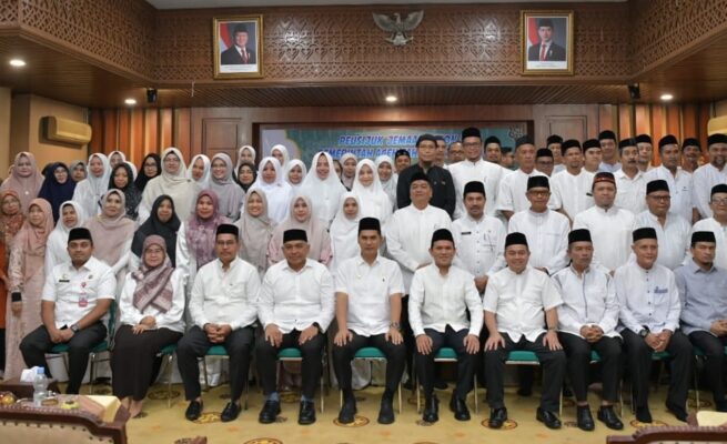 Wagub Aceh Fadhlullah, Plt Sekda Aceh M Nasir Syamaun dan Karo Isra Setda Aceh Yusrizal foto bersama calon jamaah haji ASN Pemerintah Aceh Tahun 2025 M/1446 H di Gedung Serbaguna Setda Aceh, Jum'at (9/5)