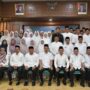 Wagub Aceh Fadhlullah, Plt Sekda Aceh M Nasir Syamaun dan Karo Isra Setda Aceh Yusrizal foto bersama calon jamaah haji ASN Pemerintah Aceh Tahun 2025 M/1446 H di Gedung Serbaguna Setda Aceh, Jum'at (9/5)