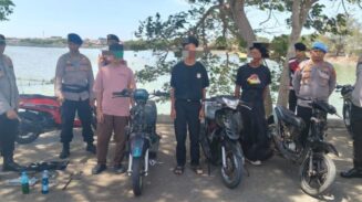 Polres Lhokseumawe membubarkan balap liar di kawasan Waduk Pusong, Kecamatan Banda Sakti, Kota Lhokseumawe, Jum'at (9/5) siang, bertepatan waktu pelaksanaan shalat Jum'at