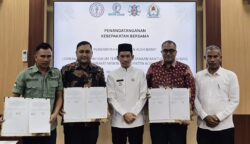Bupati Aceh Barat Tarmizi SP menandatangani kesepakatan dengan tiga lembaga hukum untuk memberikan bantuan hukum secara gratis untuk warga miskin, Jum'at (9/5)