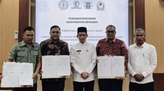Bupati Aceh Barat Tarmizi SP menandatangani kesepakatan dengan tiga lembaga hukum untuk memberikan bantuan hukum secara gratis untuk warga miskin, Jum'at (9/5)