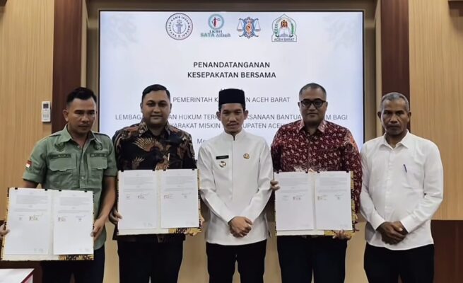 Bupati Aceh Barat Tarmizi SP menandatangani kesepakatan dengan tiga lembaga hukum untuk memberikan bantuan hukum secara gratis untuk warga miskin, Jum'at (9/5)