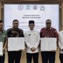 Bupati Aceh Barat Tarmizi SP menandatangani kesepakatan dengan tiga lembaga hukum untuk memberikan bantuan hukum secara gratis untuk warga miskin, Jum'at (9/5)