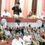 Bupati Aceh Besar Muharram Idris menyampaikan arahan dalam pertemuan dengan Kadis Kesehatan, Direktur RSUD, Kepala Puskesmas se-Aceh Besar di Gedung Dekranasda Aceh Besar, Gampong Gani, Kecamatan Ingin Jaya, Jum'at (9/5)