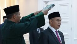 Menteri Agama Nasaruddin Umar melantik Khairunnas sebagai Inspektur Jenderal Kementerian Agama di Kantor Kementerian Agama RI, Jakarta, Selasa (9/5)