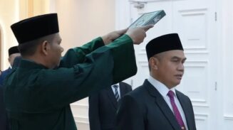 Menteri Agama Nasaruddin Umar melantik Khairunnas sebagai Inspektur Jenderal Kementerian Agama di Kantor Kementerian Agama RI, Jakarta, Selasa (9/5)