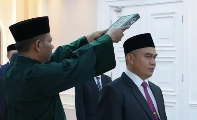 Menteri Agama Nasaruddin Umar melantik Khairunnas sebagai Inspektur Jenderal Kementerian Agama di Kantor Kementerian Agama RI, Jakarta, Selasa (9/5)