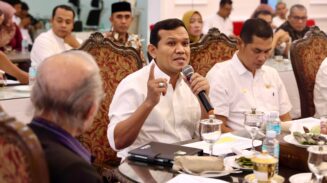 Wakil Gubernur Aceh Fadhlullah, didampingi Plt Sekda Aceh, M. Nasir S.IP, MPA, dan sejumlah Kepala SKPA, melakukan pertemuan dengan Wali Nanggroe juga Pimpinan dan Anggota DPRA, di Meuligoe Wali Nanggroe, Jumat, 9/5/2024