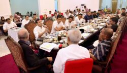 Wagub Aceh Fadhlullah, Plt Sekda Aceh M Nasir Syamaun dan sejumlah Kepala SKPA melakukan pertemuan dengan Wali Nanggroe, Pimpinan dan Anggota DPRA, di Meuligoe Wali Nanggroe, Jum'at malam (9/5)