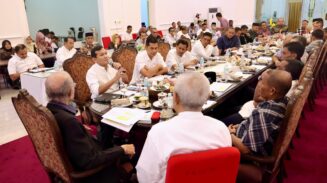 Wagub Aceh Fadhlullah, Plt Sekda Aceh M Nasir Syamaun dan sejumlah Kepala SKPA melakukan pertemuan dengan Wali Nanggroe, Pimpinan dan Anggota DPRA, di Meuligoe Wali Nanggroe, Jum'at malam (9/5)