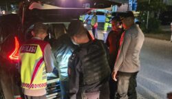 Sejumlah petugas kepolisian melakukan razia di kawasan Ingin Jaya, Aceh Besar, Sabtu dini hari (10/5)