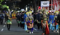 Delegasi Kota Banda Aceh tampil memikat dalam Karnaval Budaya Munas ke-VII APEKSI yang digelar di Surabaya, Jawa Timur, Jum'at malam (9/5)