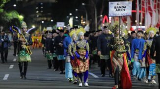 Delegasi Kota Banda Aceh tampil memikat dalam Karnaval Budaya Munas ke-VII APEKSI yang digelar di Surabaya, Jawa Timur, Jum'at malam (9/5)