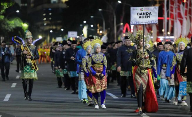 Delegasi Kota Banda Aceh tampil memikat dalam Karnaval Budaya Munas ke-VII APEKSI yang digelar di Surabaya, Jawa Timur, Jum'at malam (9/5)