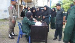 Petugas Satpol PP-WH Aceh Besar melakukan pendataan terhadap pelanggar busana Islami di kawasan Jalan Cut Nyak Dhien, Ajun, Kecamatan Peukan Bada, Aceh Besar, Sabtu (10/5)