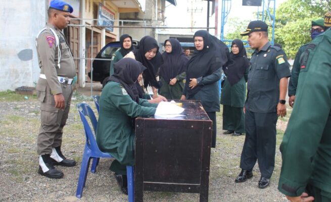 Petugas Satpol PP-WH Aceh Besar melakukan pendataan terhadap pelanggar busana Islami di kawasan Jalan Cut Nyak Dhien, Ajun, Kecamatan Peukan Bada, Aceh Besar, Sabtu (10/5)