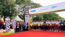 Wakil Gubernur Aceh Fadhlullah atau Dek Fad saat melepas pelari bercelana pendek di event olahraga FKIJK Aceh Run 2025 yang digelar di lapangan Blang Padang Banda Aceh, Ahad pagi (11/5). (Foto: Dok. Infoaceh.net)