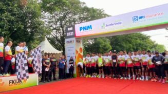 Wakil Gubernur Aceh Fadhlullah atau Dek Fad saat melepas pelari bercelana pendek di event olahraga FKIJK Aceh Run 2025 yang digelar di lapangan Blang Padang Banda Aceh, Ahad pagi (11/5). (Foto: Dok. Infoaceh.net)