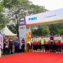 Wakil Gubernur Aceh Fadhlullah atau Dek Fad saat melepas pelari bercelana pendek di event olahraga FKIJK Aceh Run 2025 yang digelar di lapangan Blang Padang Banda Aceh, Ahad pagi (11/5). (Foto: Dok. Infoaceh.net)