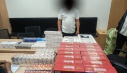 Polresta Banda Aceh mengamankan ratusan bungkus rokok ilegal saat melakukan razia di simpang Lamgugob Kecamatan Syiah Kuala, Banda Aceh, Ahad (11/5) dini hari.