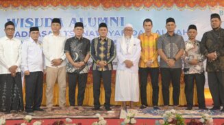 Wakil Gubernur Aceh Fadhlullah menghadiri wisuda ke-33 santri Madrasah Tsanawiyah dan Madrasah Aliyah Dayah Jeumala Amal, di Pidie Jaya, Ahad (11/5/2025)