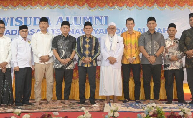 Wakil Gubernur Aceh Fadhlullah menghadiri wisuda ke-33 santri Madrasah Tsanawiyah dan Madrasah Aliyah Dayah Jeumala Amal, di Pidie Jaya, Ahad (11/5/2025)