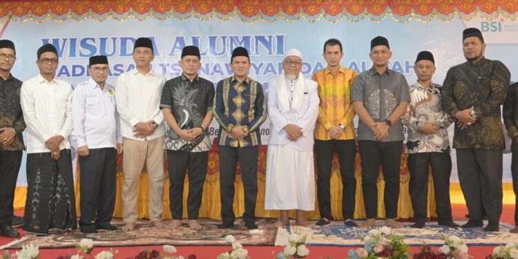 Wakil Gubernur Aceh Fadhlullah menghadiri wisuda ke-33 santri Madrasah Tsanawiyah dan Madrasah Aliyah Dayah Jeumala Amal, di Pidie Jaya, Ahad (11/5/2025)