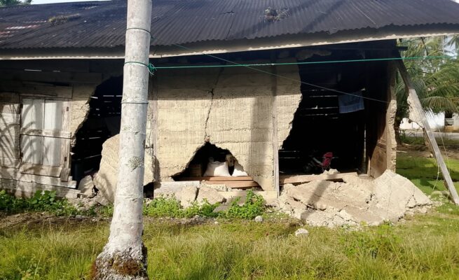 Gempa bumi yang mengguncang Aceh, Ahad, 11 Mei 2025 sore merusak sejumlah rumah warga di Kabupaten Aceh Selatan. (Foto: Dok. BPBD Aceh Selatan)