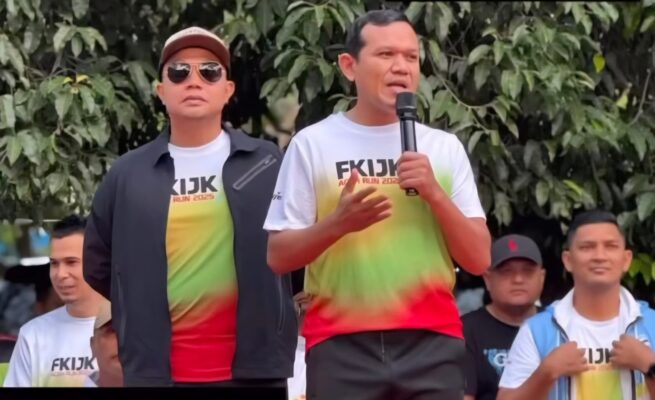 Foto: Wakil Gubernur Aceh Fadhlullah saat membuka event FKIJK Aceh Run 2025 di Lapangan Blang Padang, Banda Aceh, Ahad (11/5/2025)