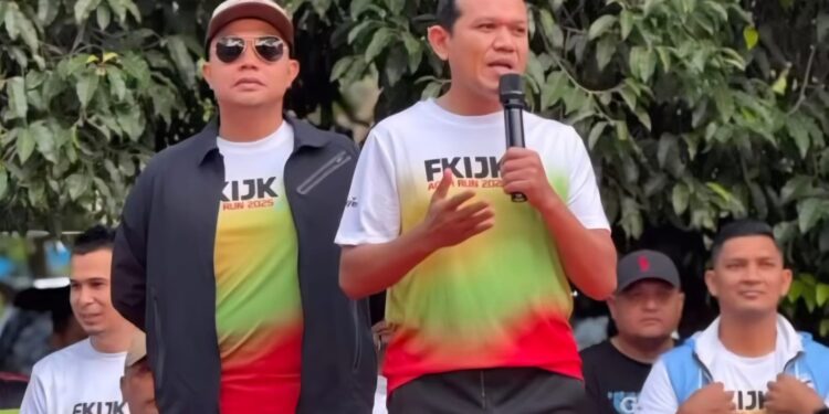 Foto: Wakil Gubernur Aceh Fadhlullah saat membuka event FKIJK Aceh Run 2025 di Lapangan Blang Padang, Banda Aceh, Ahad (11/5/2025)