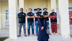 Satreskrim Polres Bener Meriah mengamankan seorang perempuan berinisial UAM (52) yang diduga terlibat penipuan dan penggelapan biaya perjalanan umrah